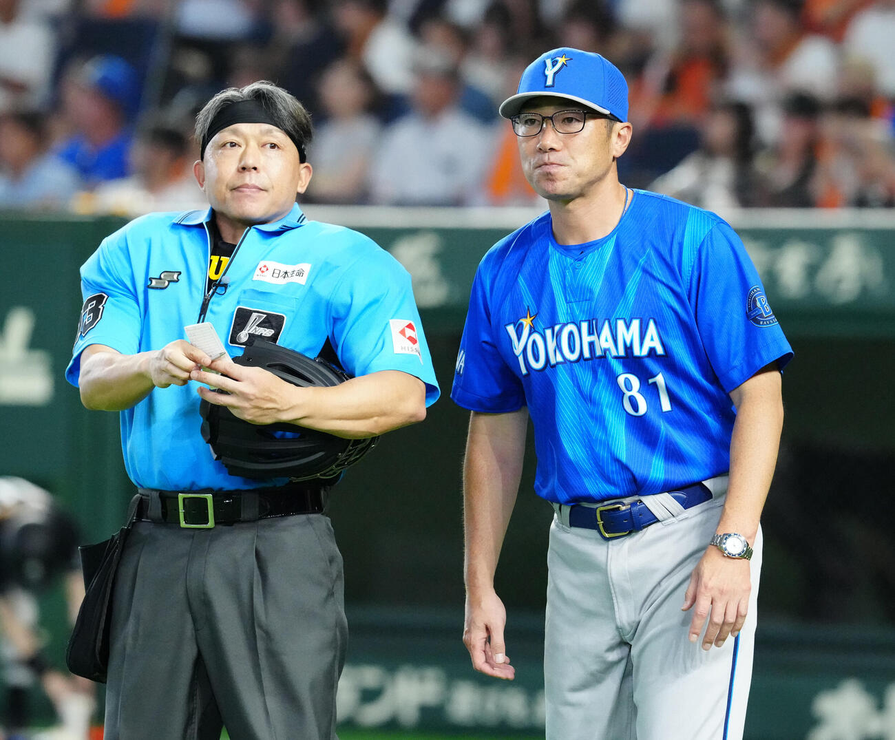 巨人対DeNA 8回裏開始前、選手交代を告げたDeNA相川亮二監督（右）（撮影・江口和貴）
