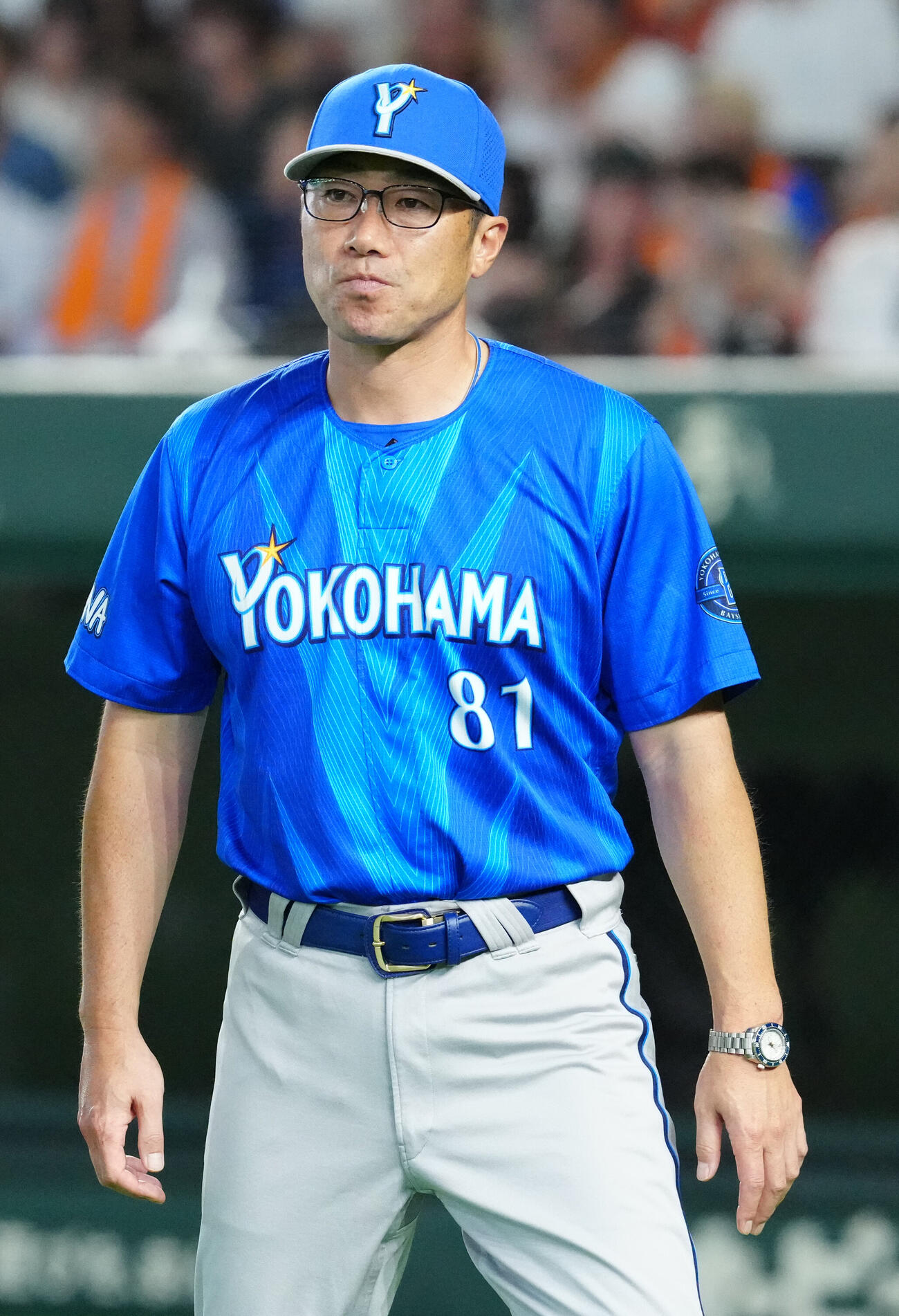巨人対DeNA 8回裏開始前、選手交代を告げたDeNA相川亮二監督（撮影・江口和貴）