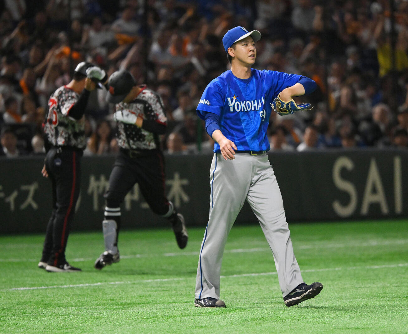巨人対DeNA 5回裏巨人1死、佐々木俊輔にソロ本塁打を浴びる平良拳太郎（手前）（撮影・滝沢徹郎）