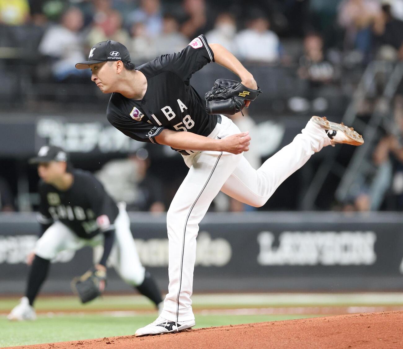 日本ハム対ロッテ　ロッテ先発の河村説人（撮影・黒川智章）