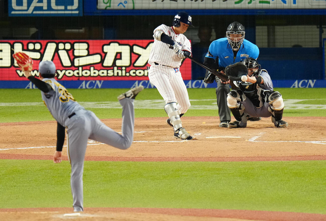 ヤクルト対阪神　6回裏ヤクルト2死二塁、安打を放つ岩田幸宏。投手才木浩人（撮影・鈴木みどり）