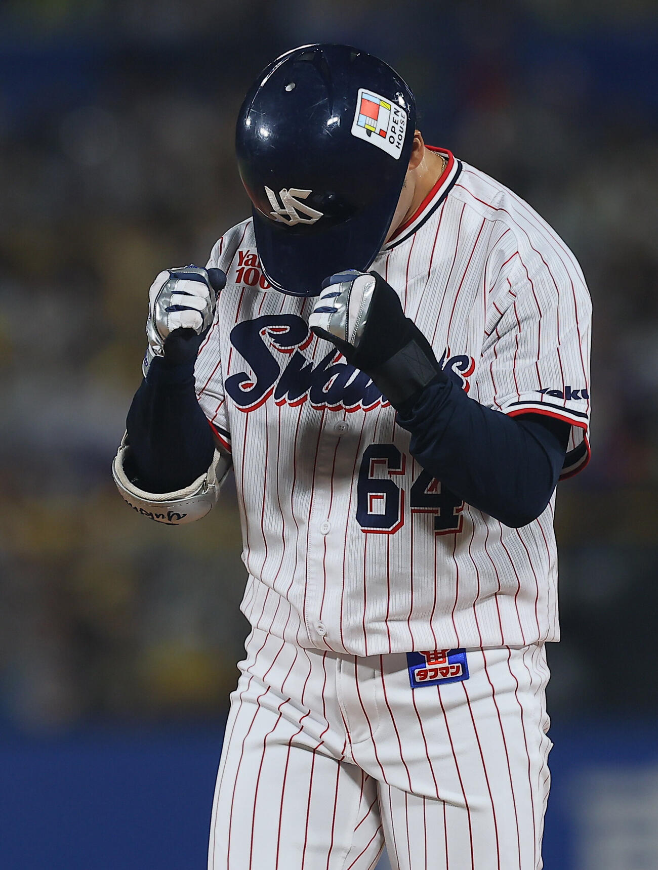 ヤクルト対阪神　6回裏ヤクルト2死二塁、粘りに粘って左前打を放ち出塁した岩田幸宏（撮影・水谷安孝）