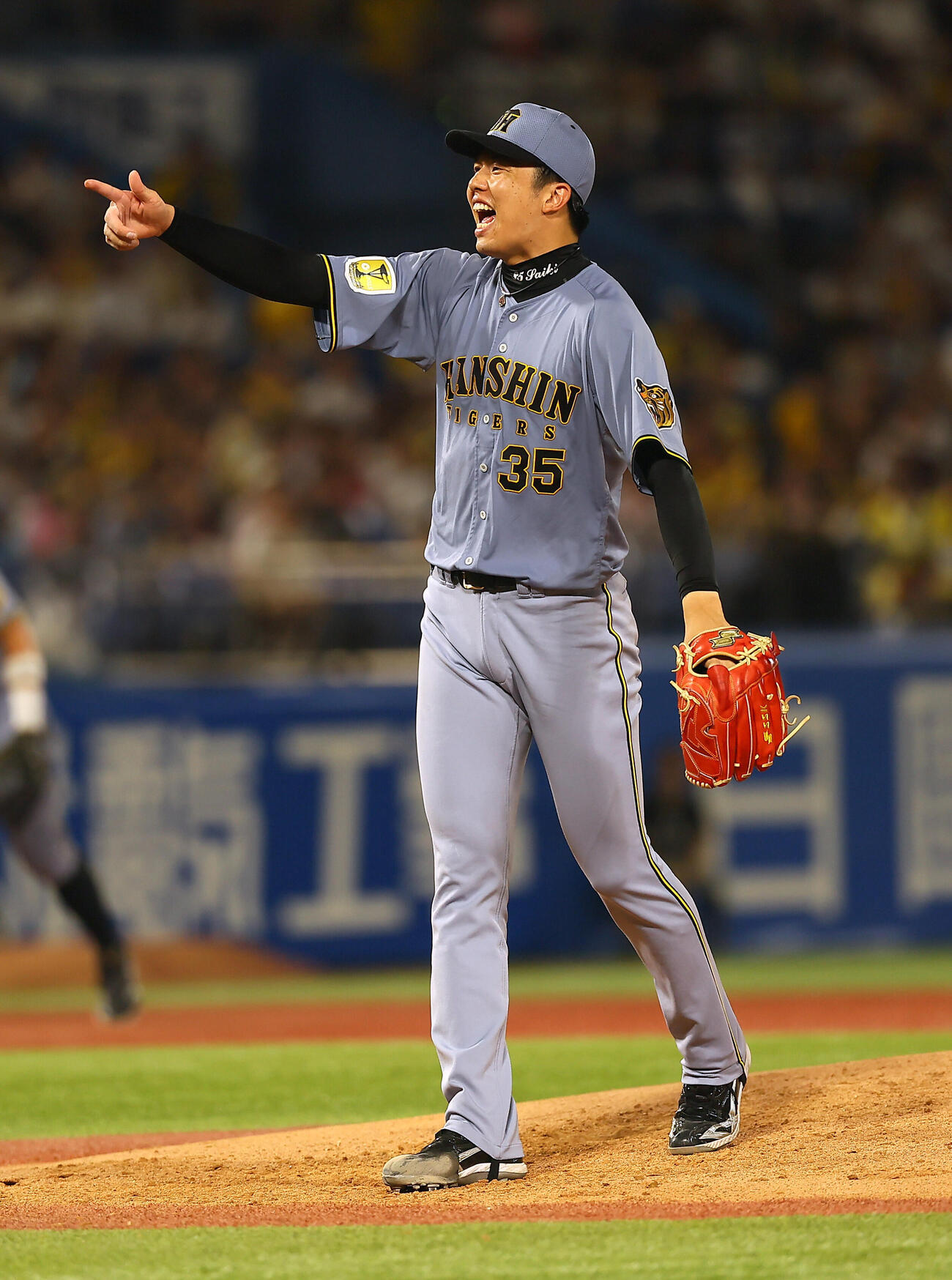 ヤクルト対阪神　3回裏ヤクルト2死、捕邪飛が上がり梅野隆太郎に指示を出す才木浩人（撮影・水谷安孝）