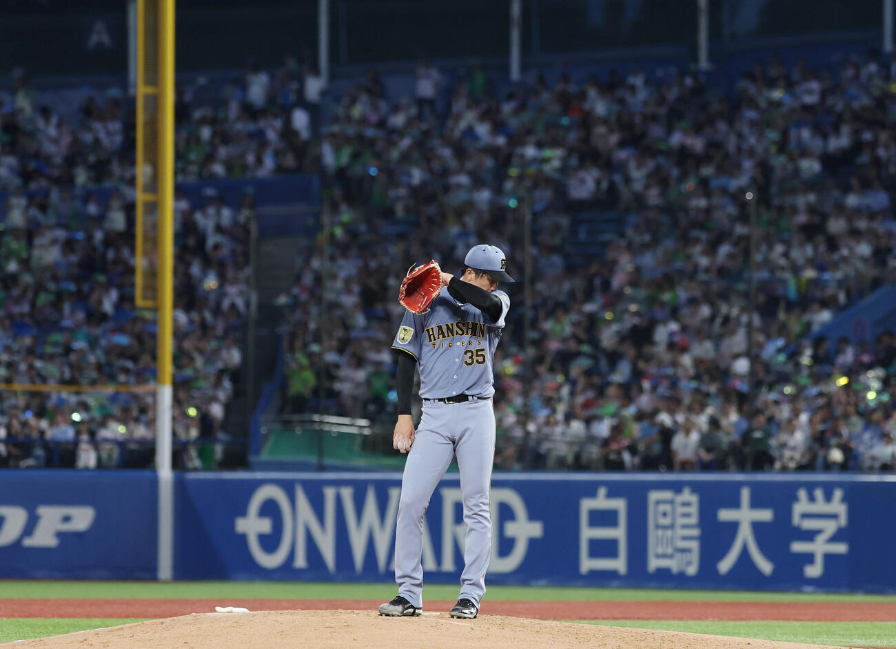 ヤクルト対阪神　2回裏ヤクルト2死一、二塁、古賀優大に適時打を放たれ追加点を許す才木浩人（撮影・増田悦実）