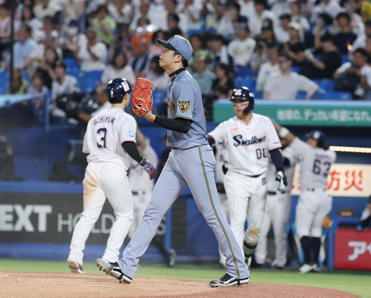 ヤクルト対阪神　2回裏ヤクルト2死一、二塁、古賀優大に適時打を放たれ追加点を許す才木浩人（撮影・増田悦実）