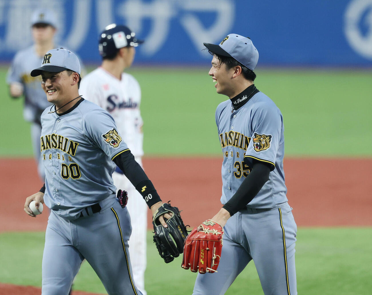 ヤクルト対阪神　1回裏、満塁のピンチをしのぎ笑顔を見せる才木浩人。左は元山飛優（撮影・増田悦実）