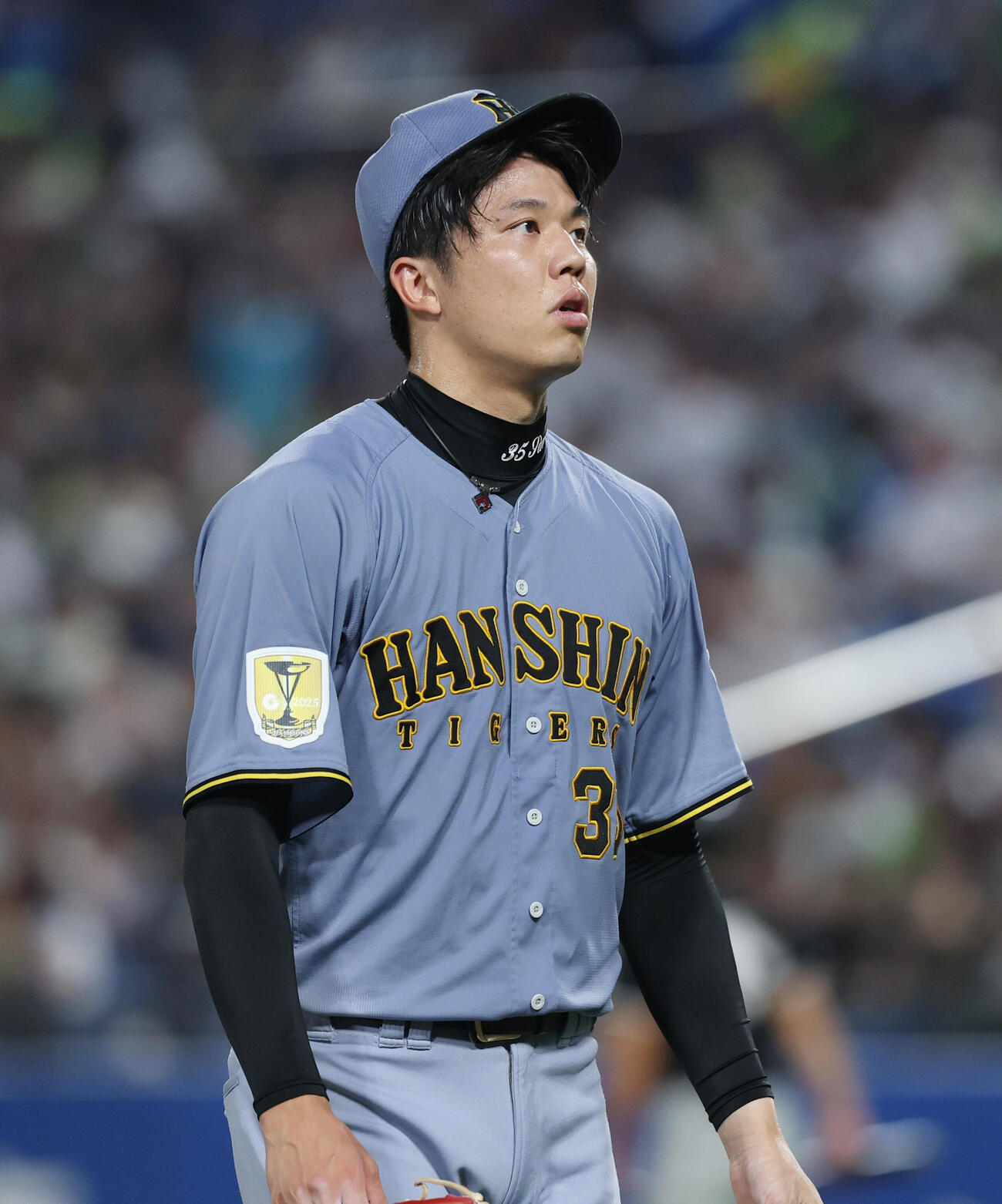 ヤクルト対阪神　2回裏、2点の追加点を浴びがっくりとベンチに戻る才木浩人（撮影・増田悦実）
