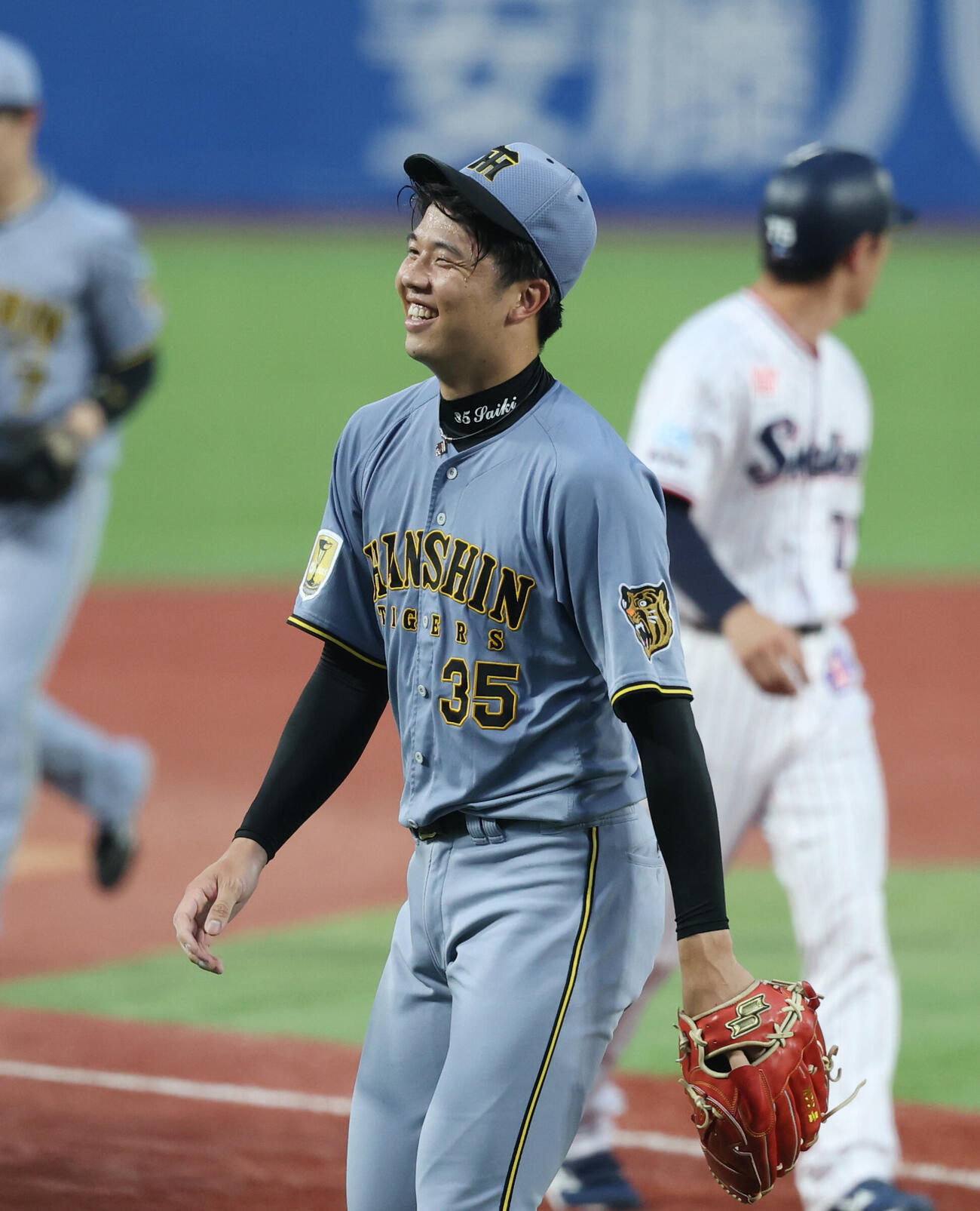 ヤクルト対阪神　1回裏、満塁のピンチをしのぎ笑顔を見せる才木浩人（撮影・増田悦実）