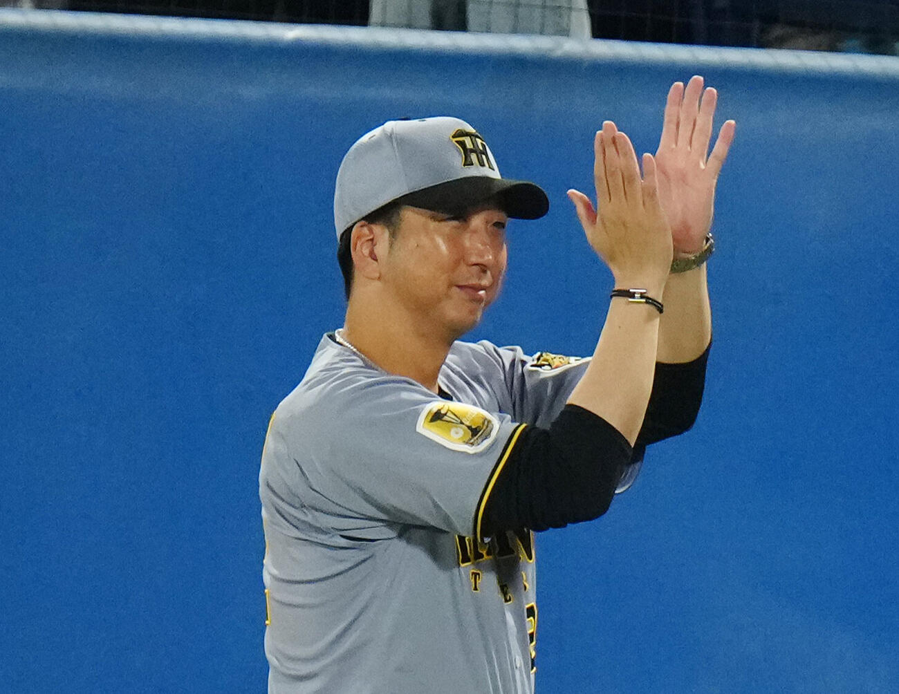 ヤクルト対阪神　ヤクルトに勝利し、ファンの声援に応える阪神藤川球児監督（撮影・鈴木みどり）