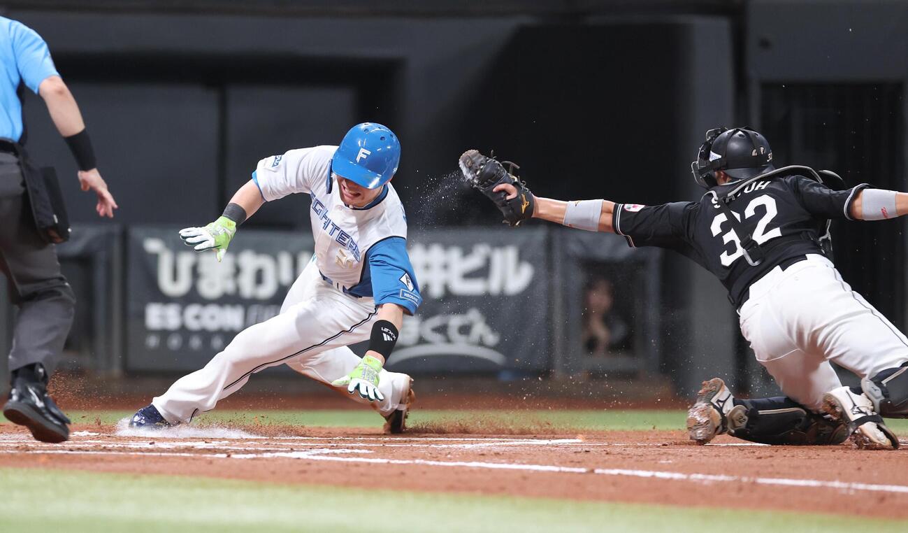 日本ハム対ロッテ　2回裏日本ハム2死一、二塁、田宮裕涼の適時打で生還する二塁走者の清宮幸太郎（撮影・黒川智章）