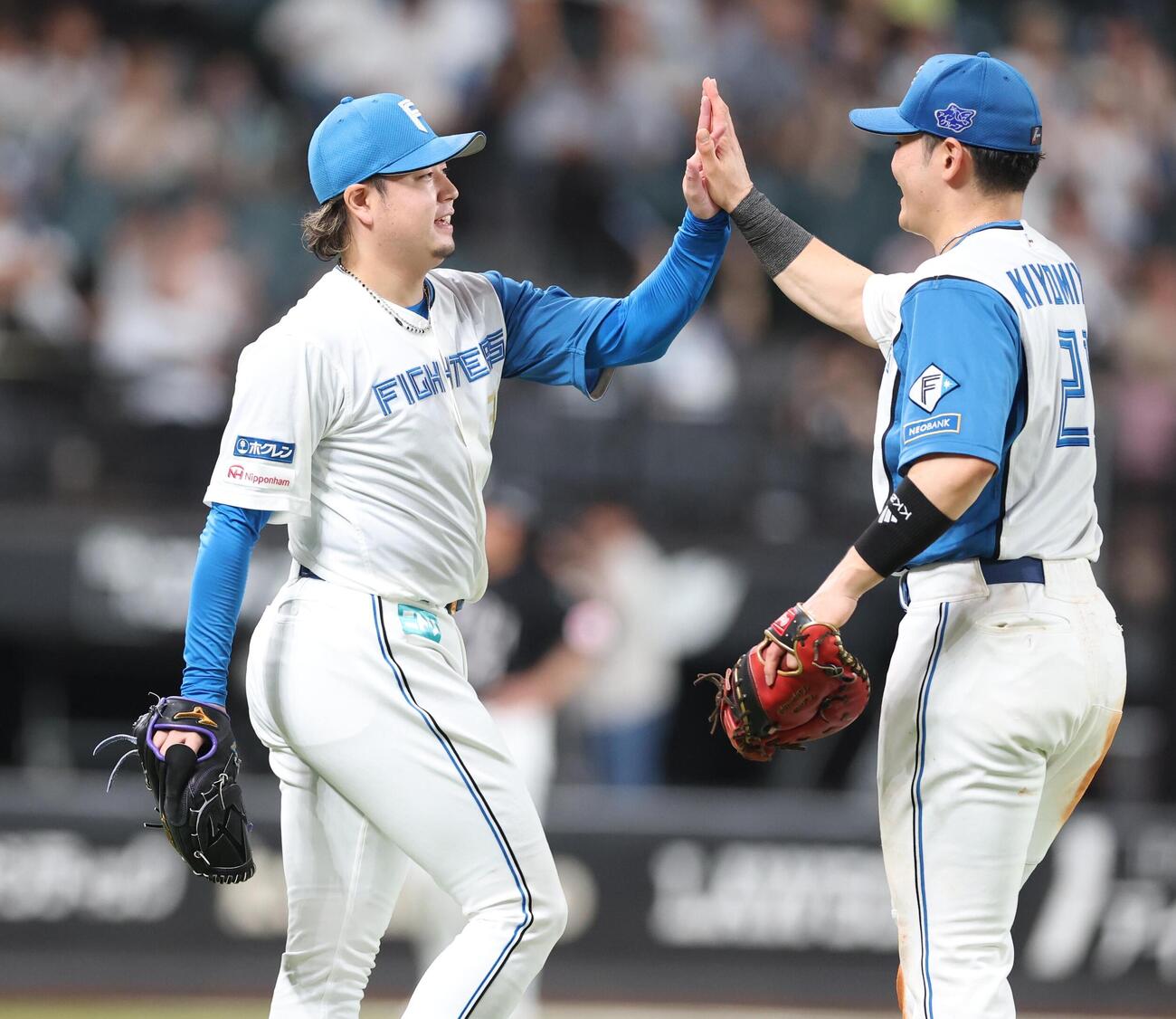 日本ハム対ロッテ　試合後、清宮幸太郎（右）とハイタッチする堀瑞輝（撮影・黒川智章）