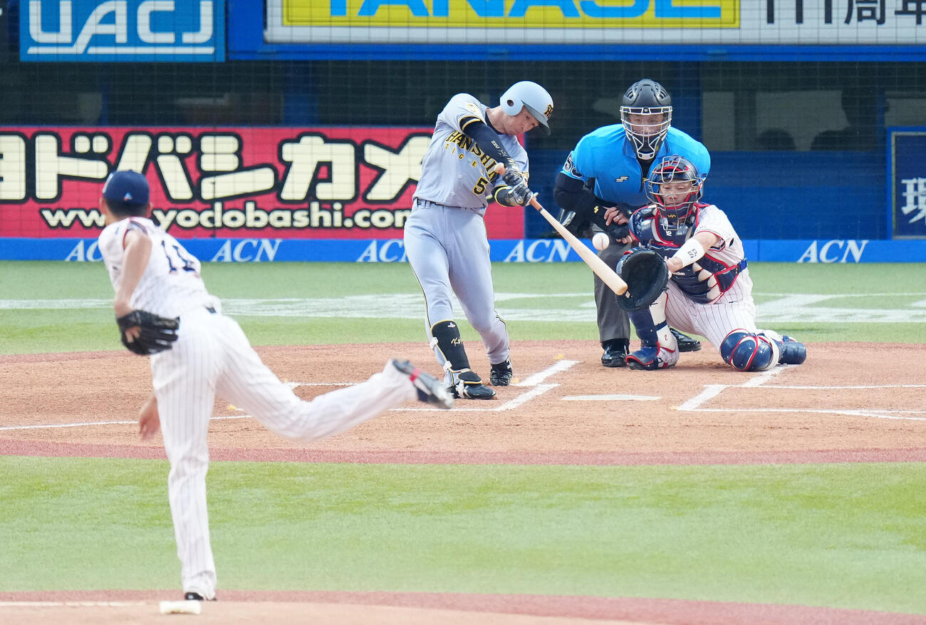 ヤクルト対阪神　1回表阪神無死、安打を放つ近本光司。投手奥川恭伸（撮影・鈴木みどり）