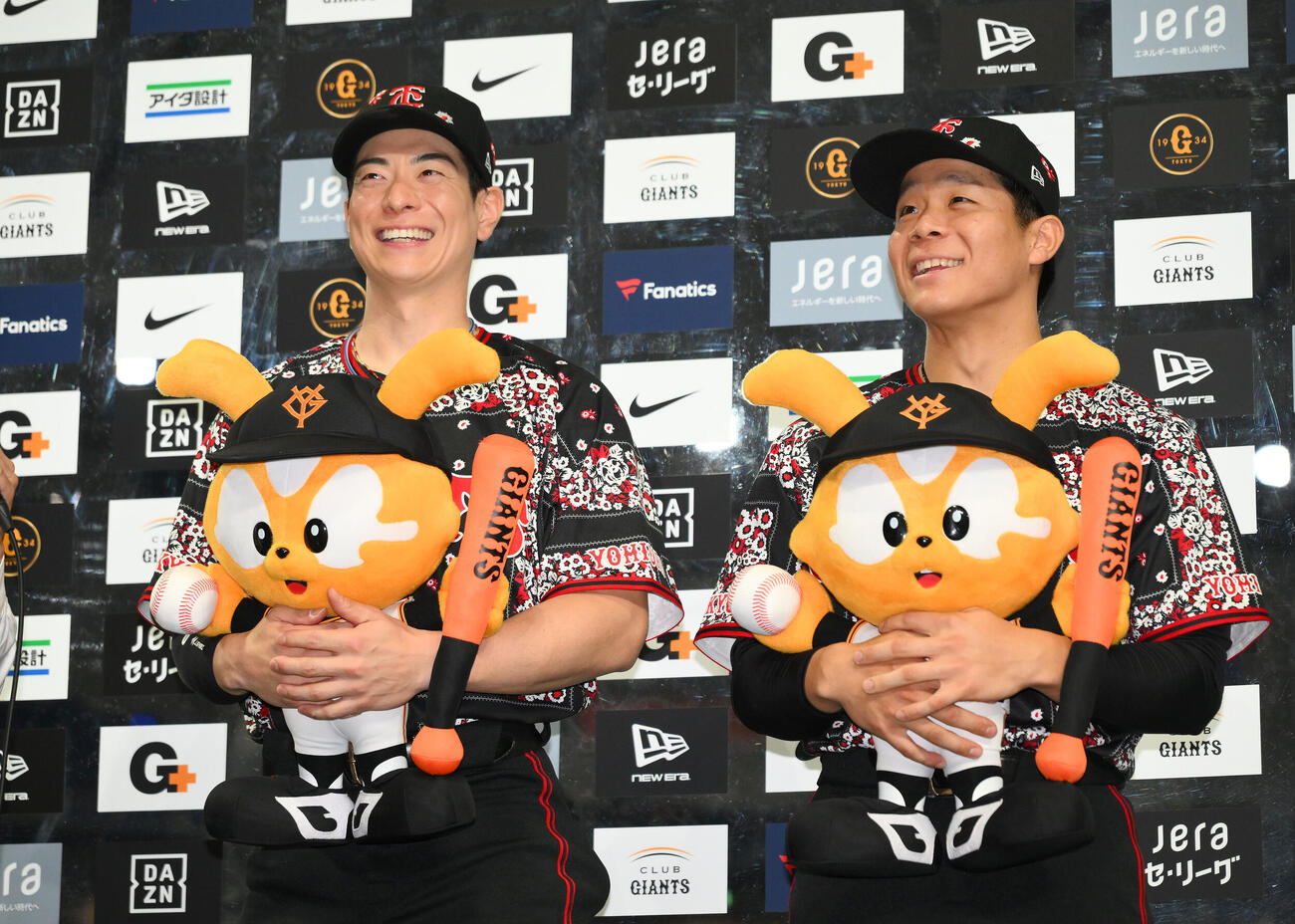 巨人対DeNA　ヒーローインタビューに笑顔で応じる巨人松本剛（左）と佐々木俊輔（撮影・滝沢徹郎）