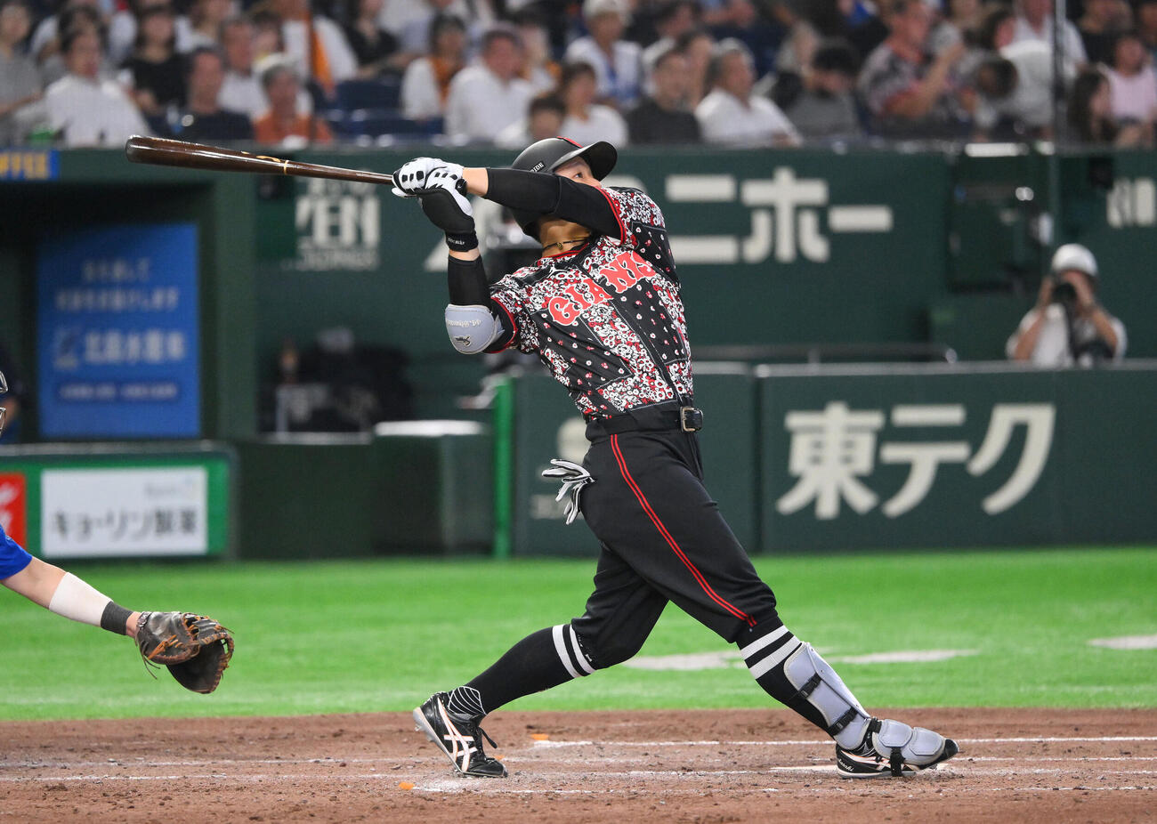 巨人対DeNA 5回裏巨人1死、佐々木俊輔は右越えソロ本塁打を放つ（撮影・滝沢徹郎）