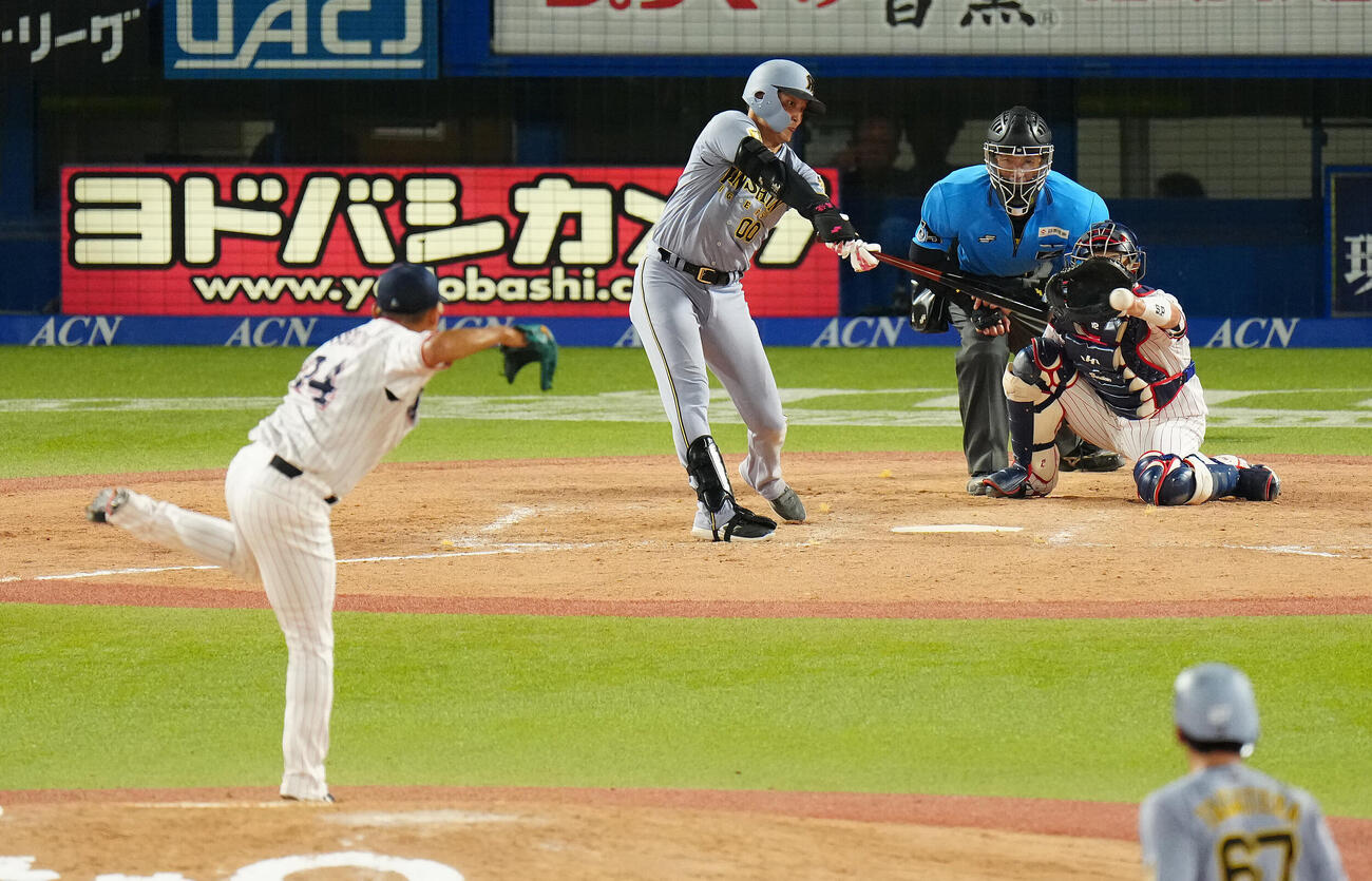 ヤクルト対阪神　8回表阪神1死二塁、安打を放つ元山飛優。投手田口麗斗（撮影・鈴木みどり）