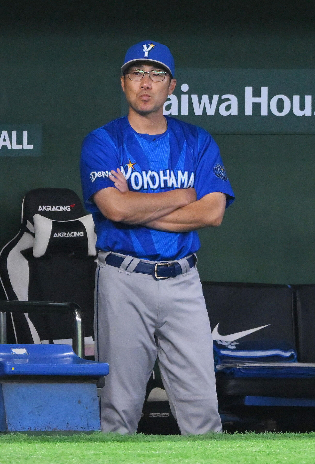 巨人対DeNA　戦況を見守るDeNA相川亮二監督（撮影・滝沢徹郎）