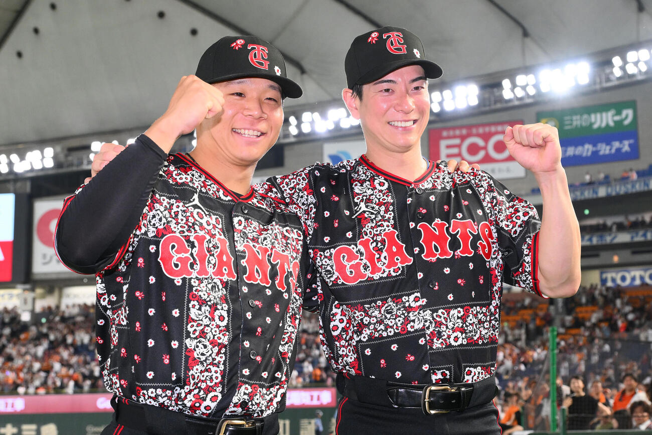 巨人対DeNA　ヒーローインタビューを終えポーズを決める巨人佐々木俊輔（左）と松本剛（撮影・滝沢徹郎）