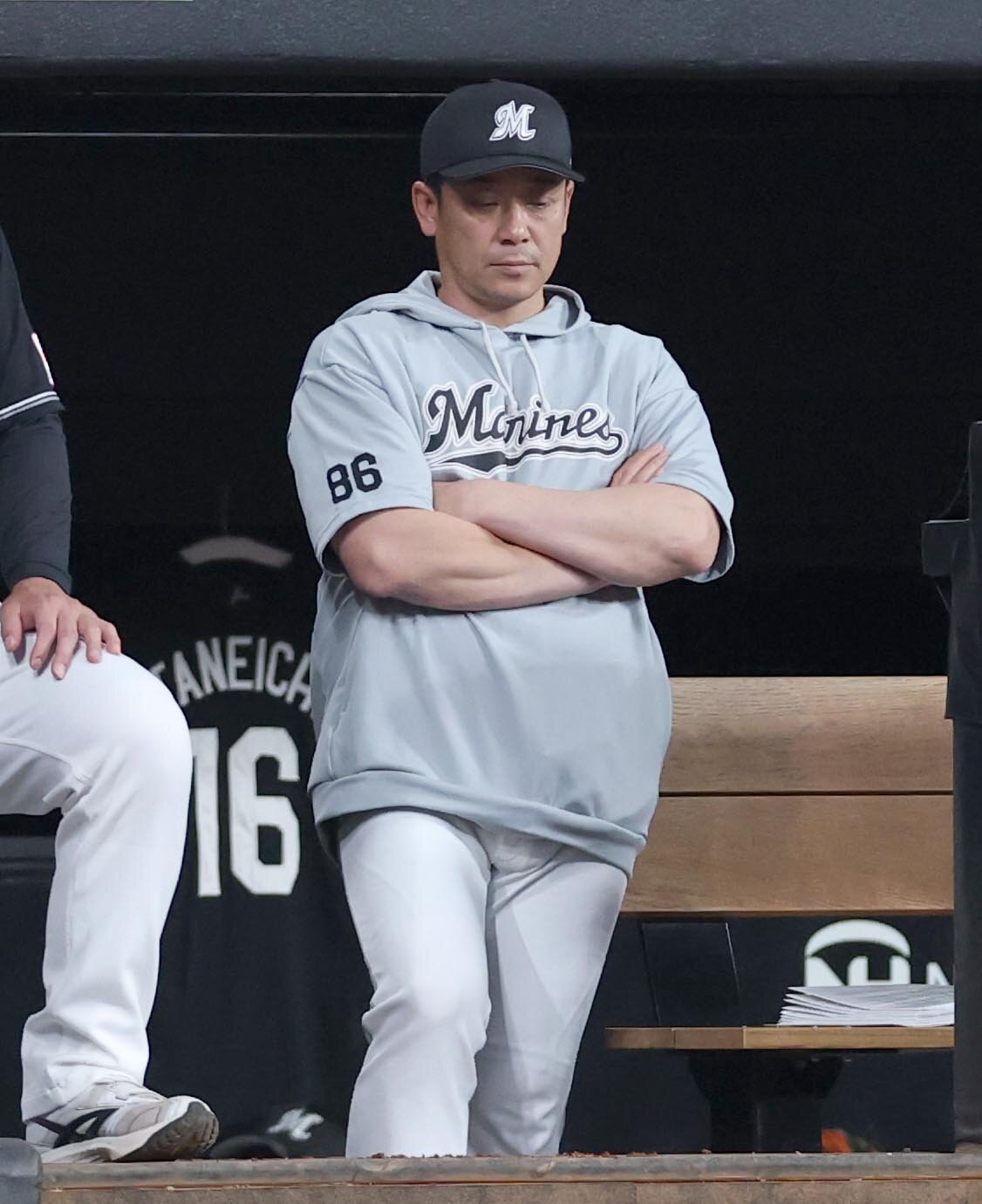 日本ハム対ロッテ　ベンチで腕を組むサブロー監督（撮影・黒川智章）
