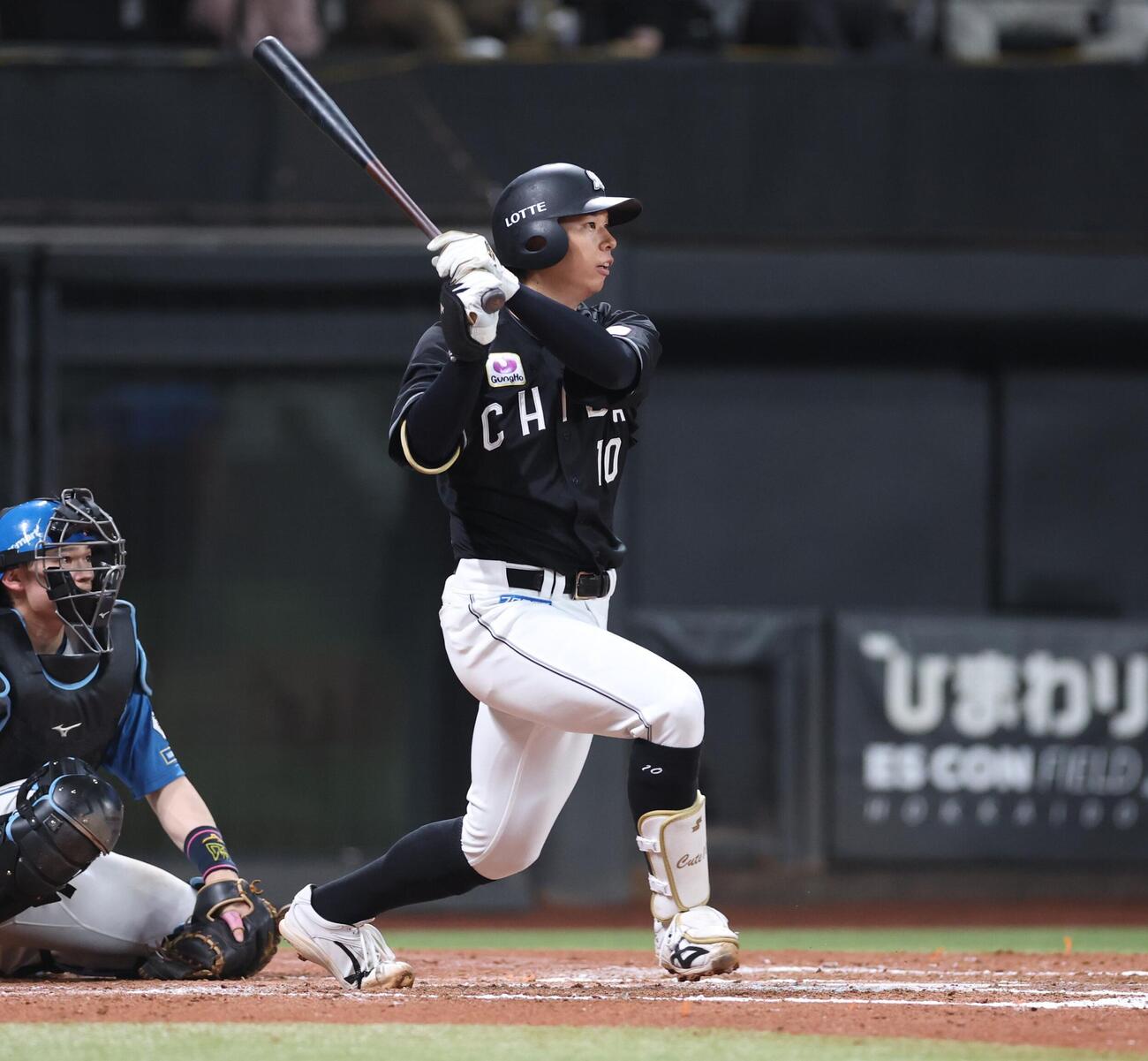 日本ハム対ロッテ　8回表ロッテ2死二塁、適時打を放つ上田希由翔（撮影・黒川智章）
