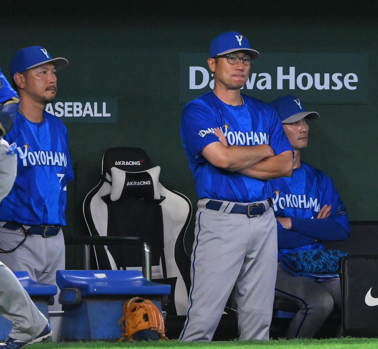 巨人対DeNA 9回表、ベンチで浮かない表情のDeNA相川亮二監督（中央）（撮影・滝沢徹郎）
