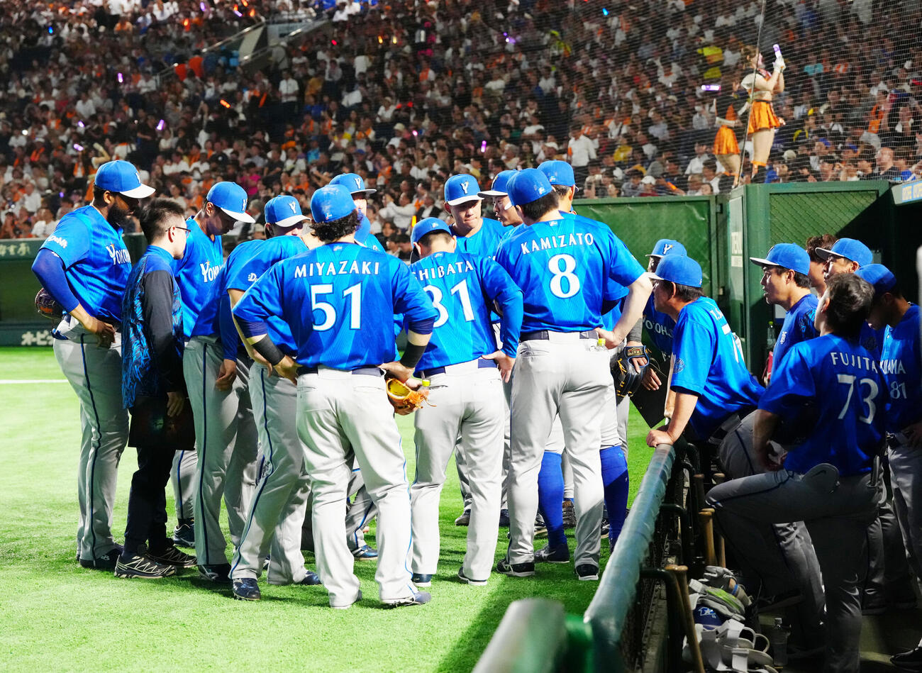 巨人対DeNA 5回裏終了後、円陣を組むDeNAの選手たち（撮影・江口和貴）
