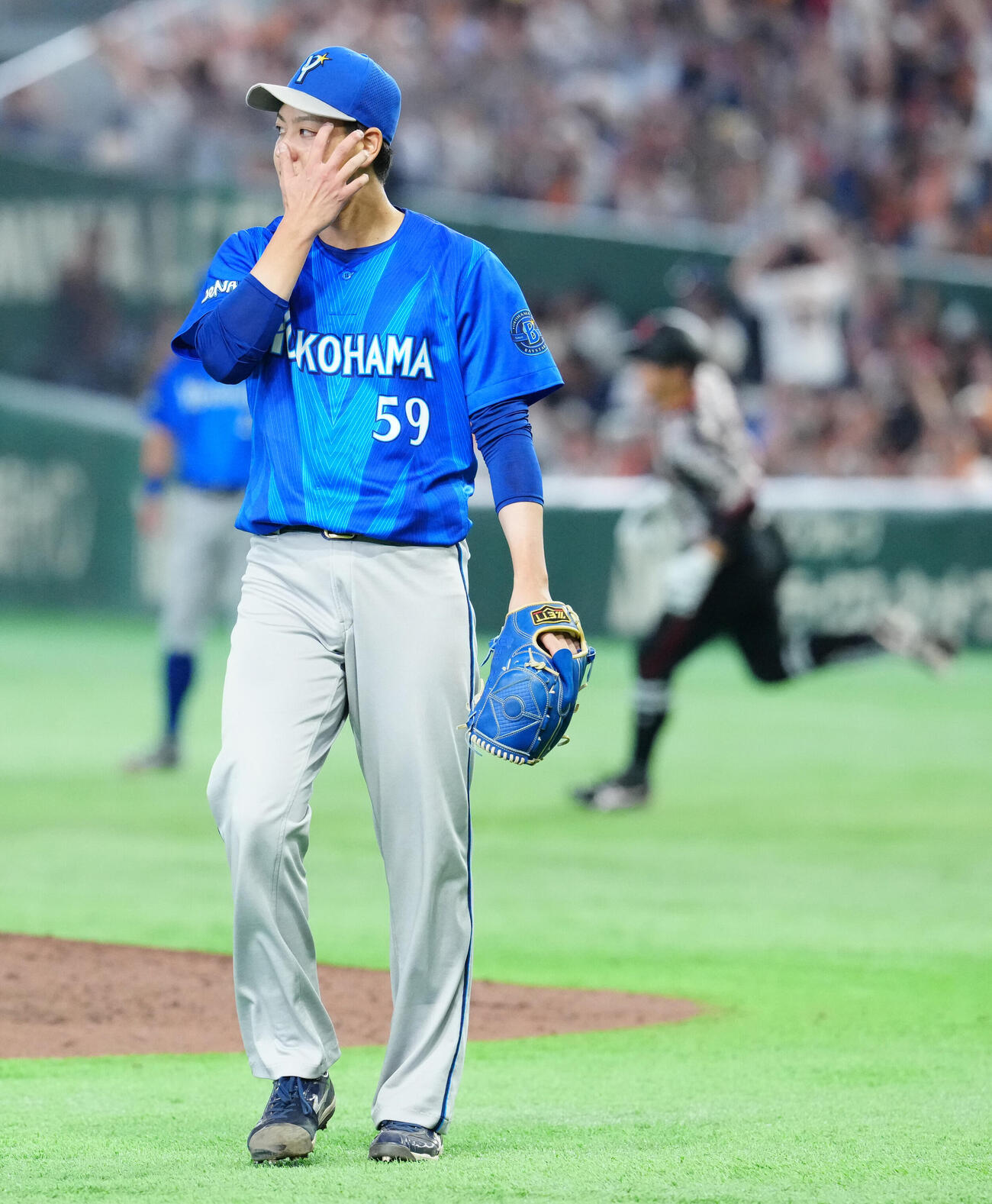 巨人対DeNA 5回裏巨人1死、佐々木俊輔（後方）に本塁打を浴びる平良拳太郎（撮影・江口和貴）
