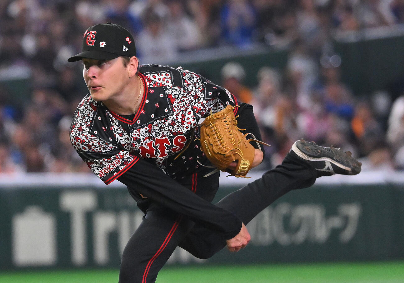 巨人対DeNA　力投する巨人先発のスペンサー・ハワード（撮影・滝沢徹郎）