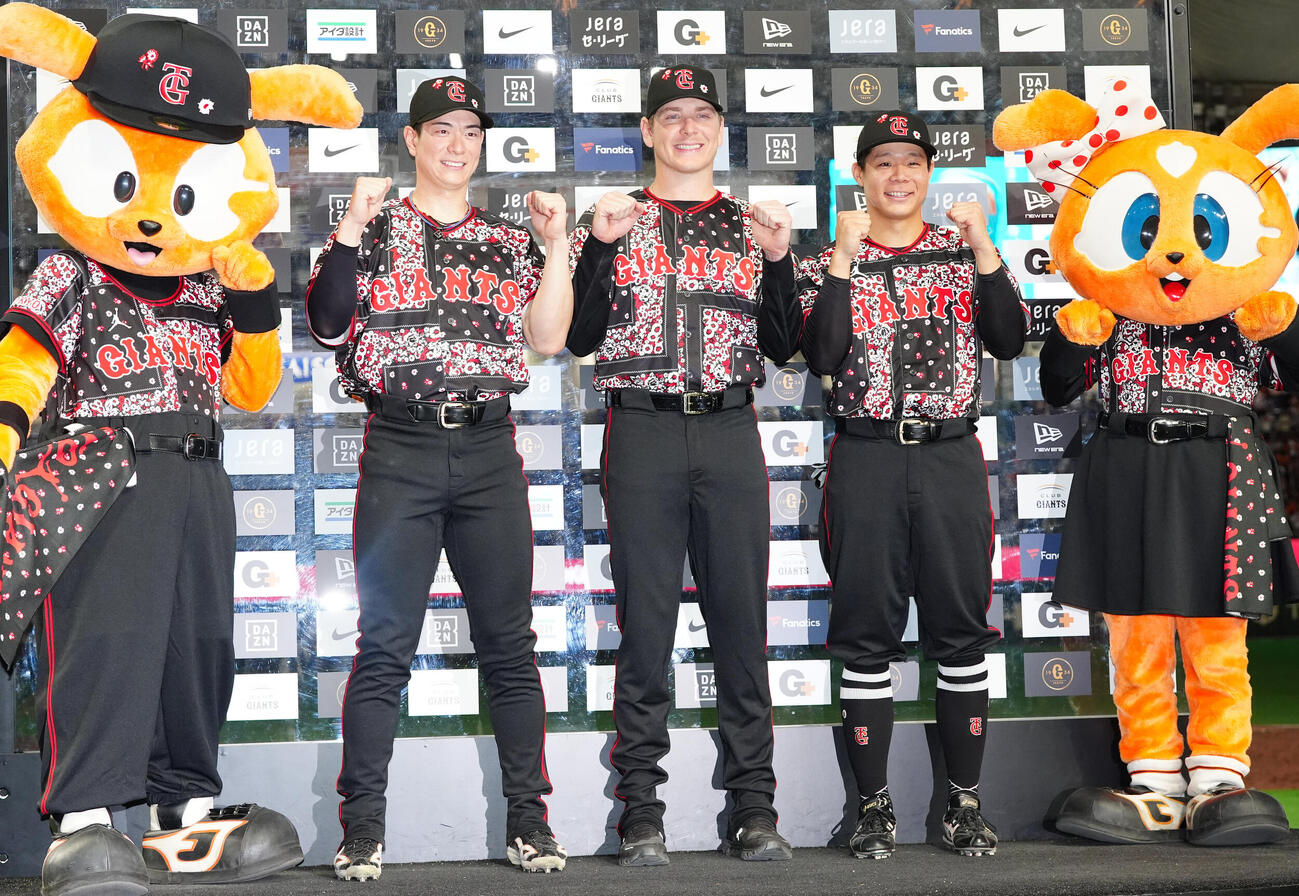 巨人対DeNA　試合後、お立ち台で写真に納まる巨人の選手たち。左から松本剛、スペンサー・ハワード、佐々木俊輔（撮影・江口和貴）