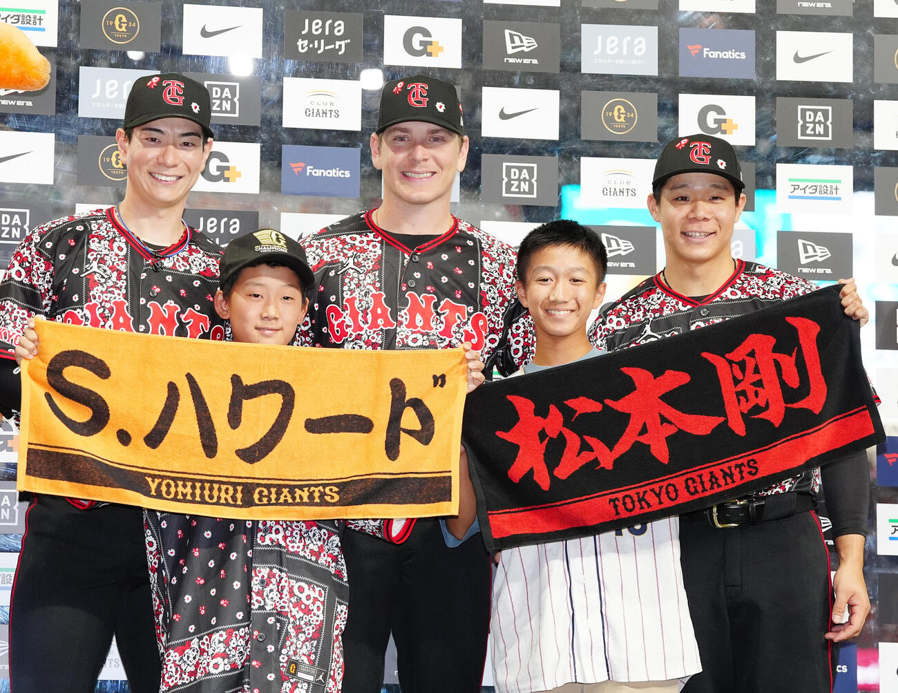巨人対DeNA　試合後、ファンと記念撮影する巨人の選手たち。後方左から松本剛、スペンサー・ハワード、佐々木俊輔（撮影・江口和貴）