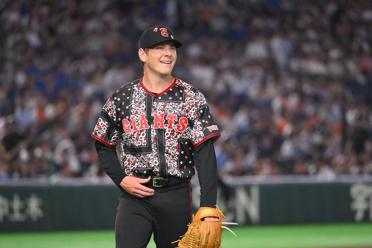 巨人対DeNA 3回表を投げ終え笑顔で引き揚げる巨人先発のスペンサー・ハワード（撮影・滝沢徹郎）