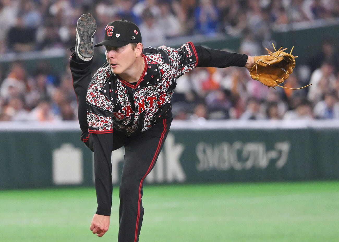 巨人対DeNA　力投する巨人先発のスペンサー・ハワード（撮影・滝沢徹郎）
