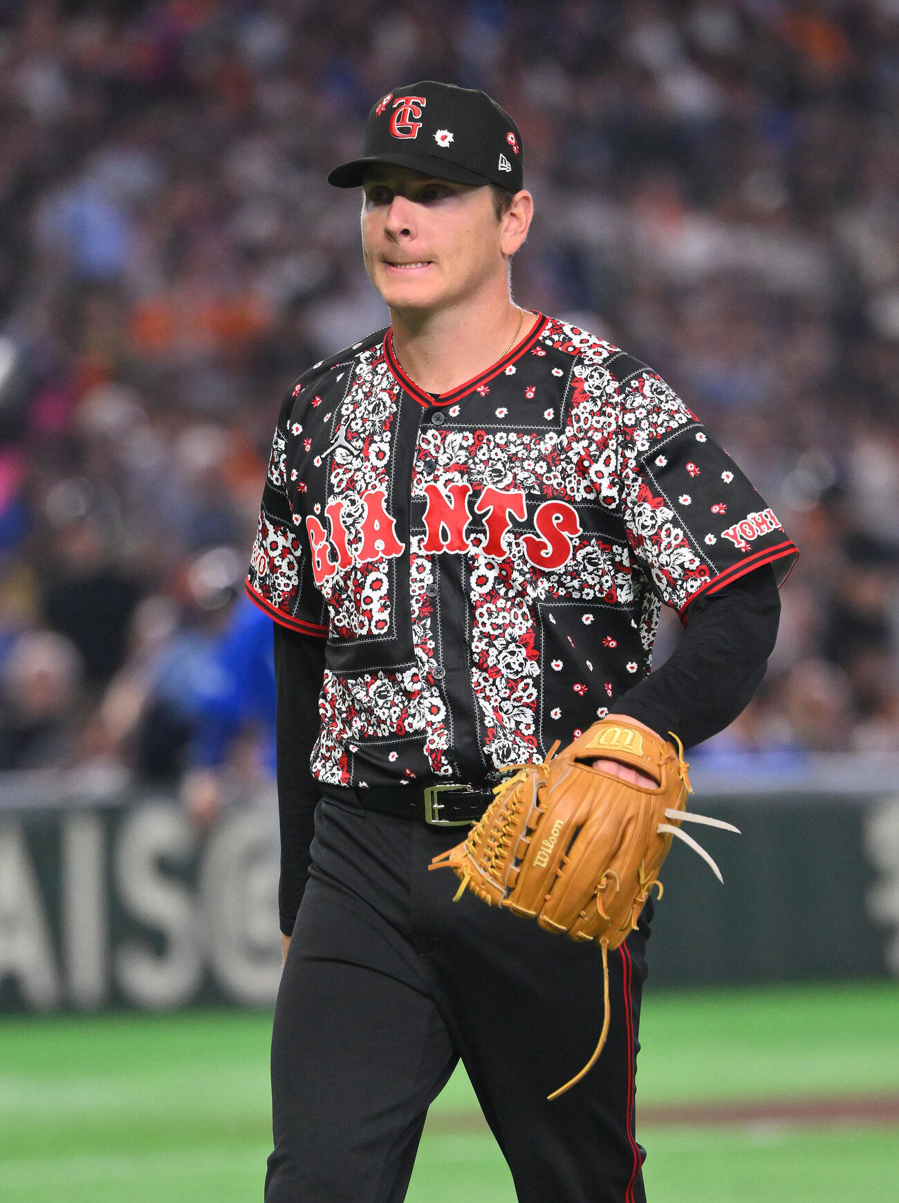 巨人対DeNA 6回表を投げ終え引き揚げるスペンサー・ハワード（撮影・滝沢徹郎）