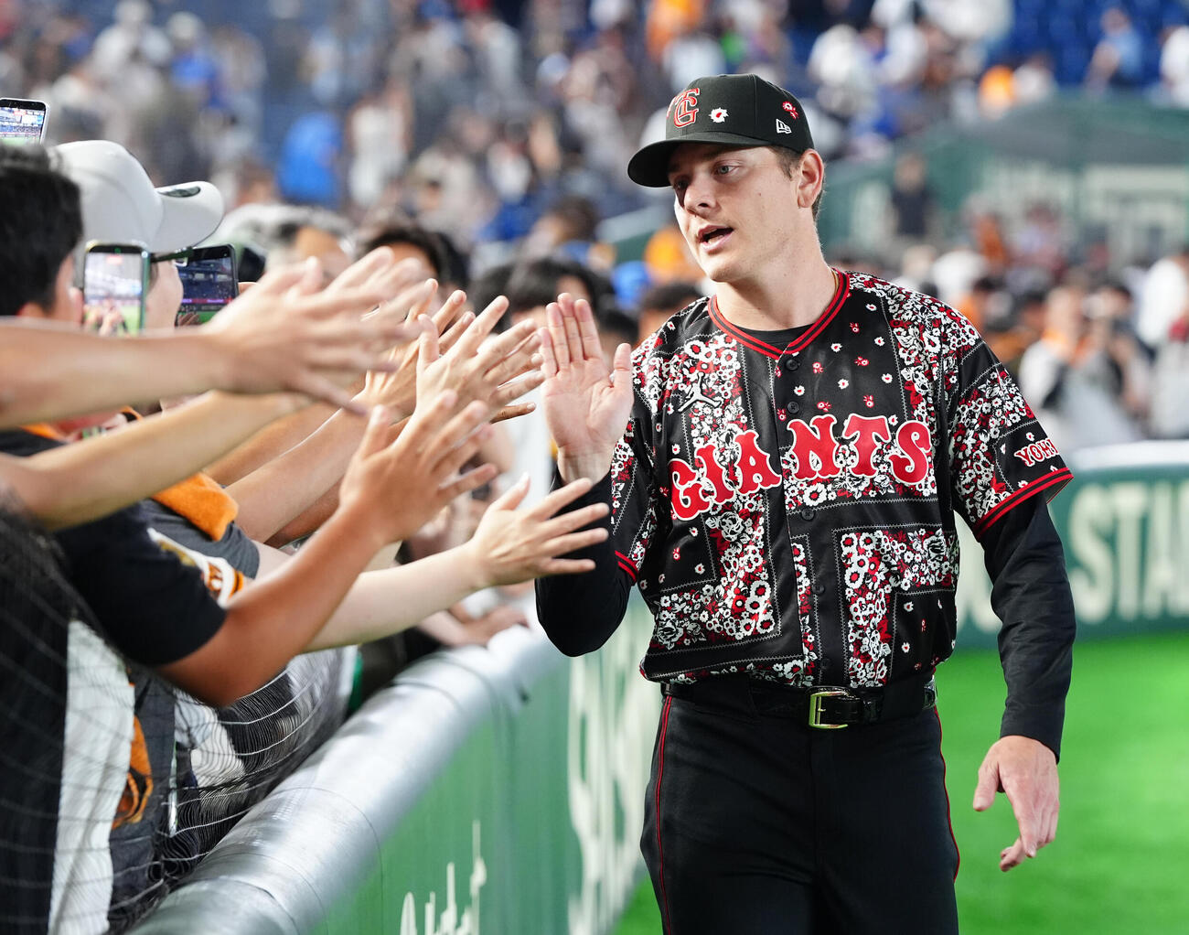 巨人対DeNA　試合後、ファンとタッチを交わす巨人スペンサー・ハワード（撮影・江口和貴）