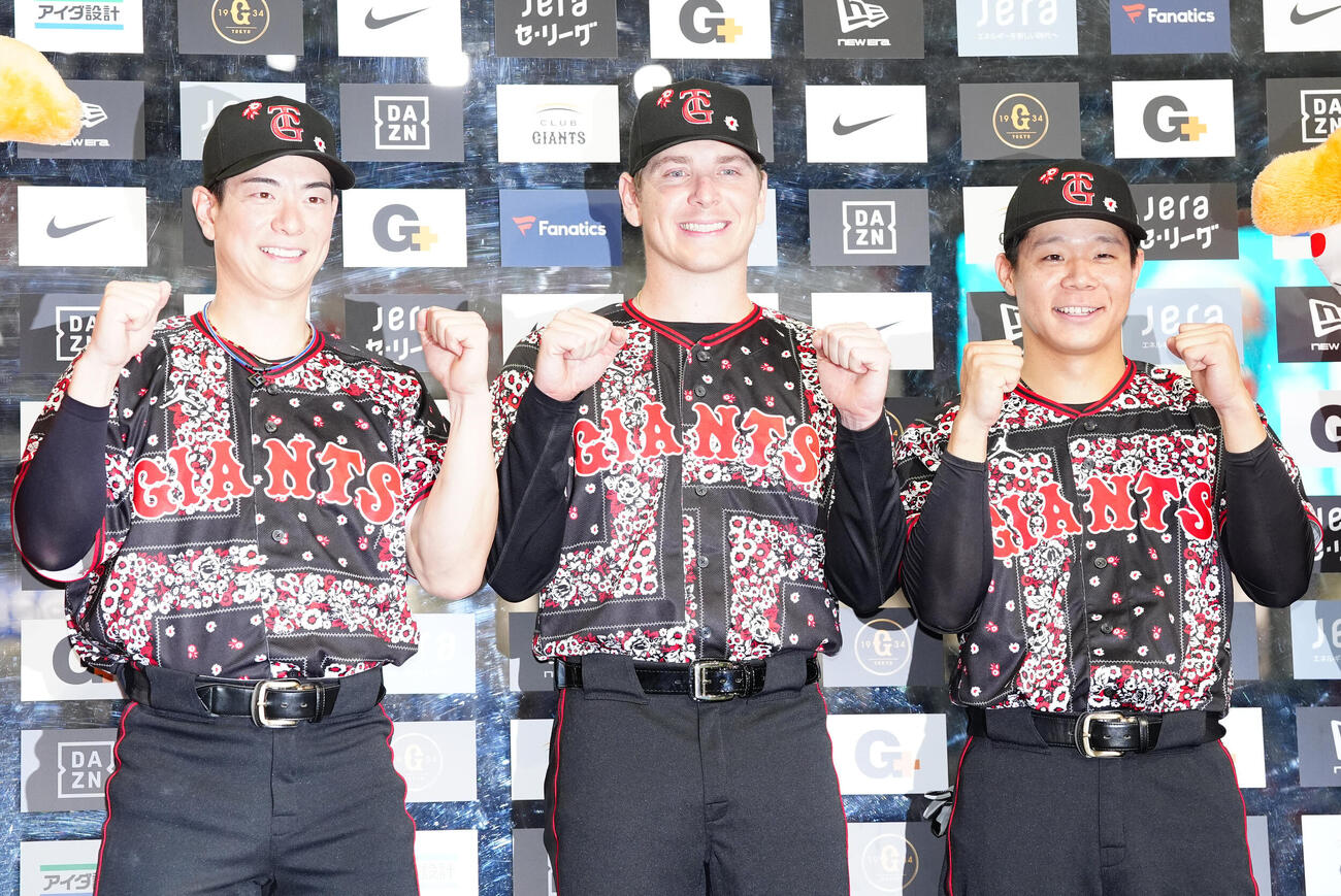 巨人対DeNA　試合後、お立ち台で写真に納まる巨人の選手たち。左から松本剛、スペンサー・ハワード、佐々木俊輔（撮影・江口和貴）