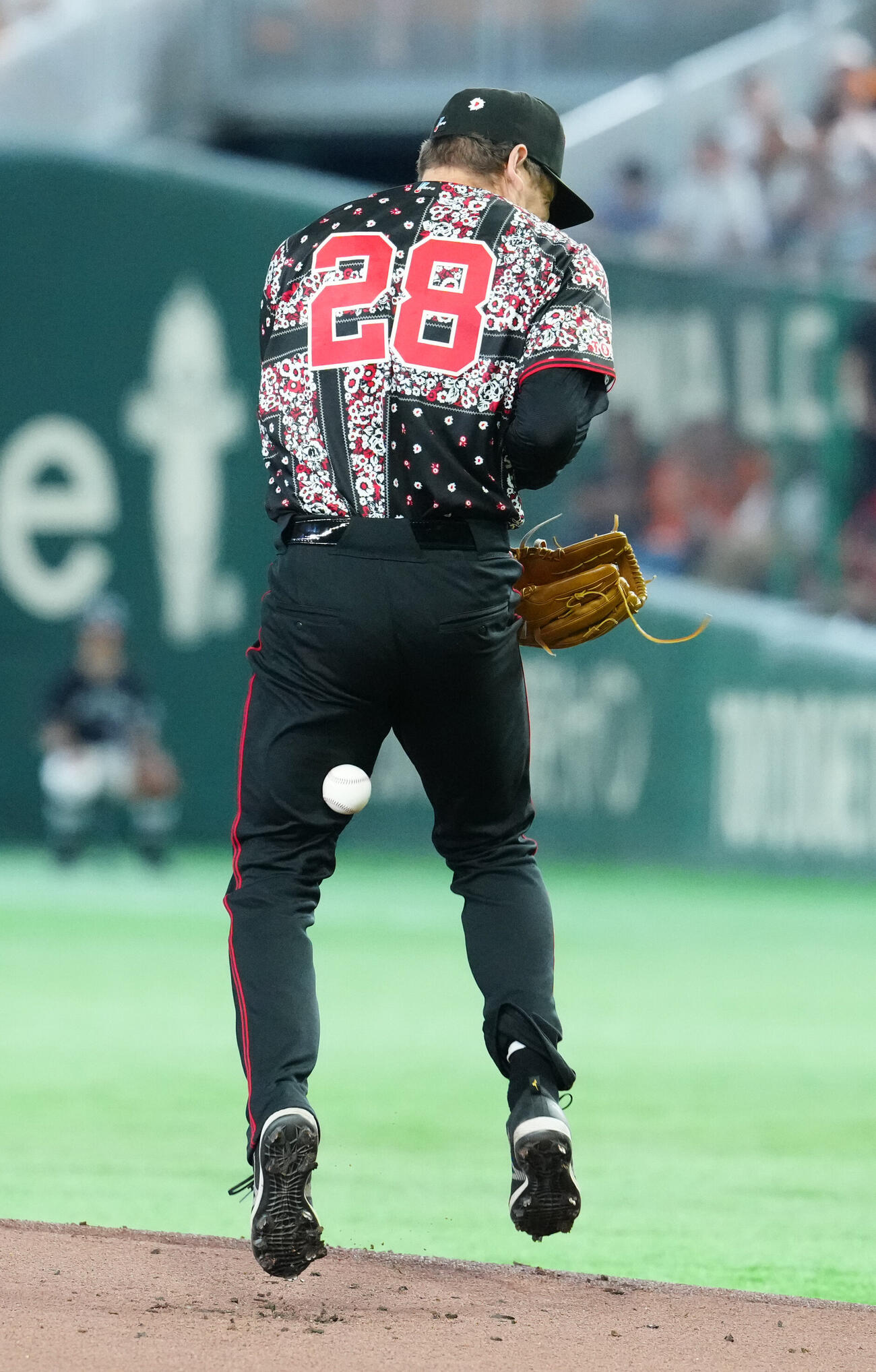 巨人対DeNA 1回表DeNA1死、投ゴロとなった度会隆輝の打球が足に当たるスペンサー・ハワード（撮影・江口和貴）