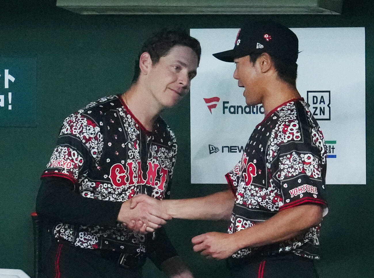 巨人対DeNA 7回表終了後、巨人内海哲也投手コーチ（右）と握手を交わす先発のスペンサー・ハワード（撮影・江口和貴）