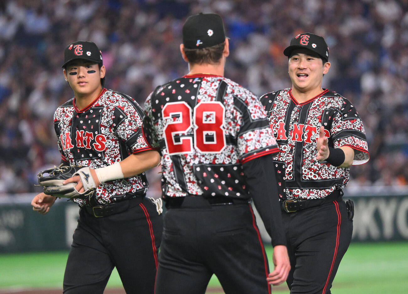 巨人対DeNA 4回表DeNA2死、筒香嘉智の遊ゴロを処理した泉口友汰（右）はスペンサー・ハワード（中央）とタッチを交わす（撮影・滝沢徹郎）