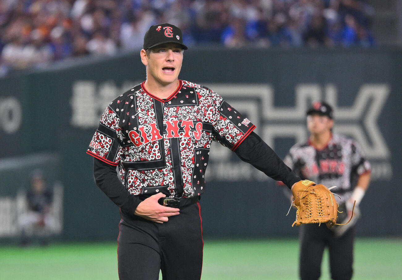 巨人対DeNA 4回表を投げ終え気合の入った表情で引き揚げる巨人先発のスペンサー・ハワード（撮影・滝沢徹郎）