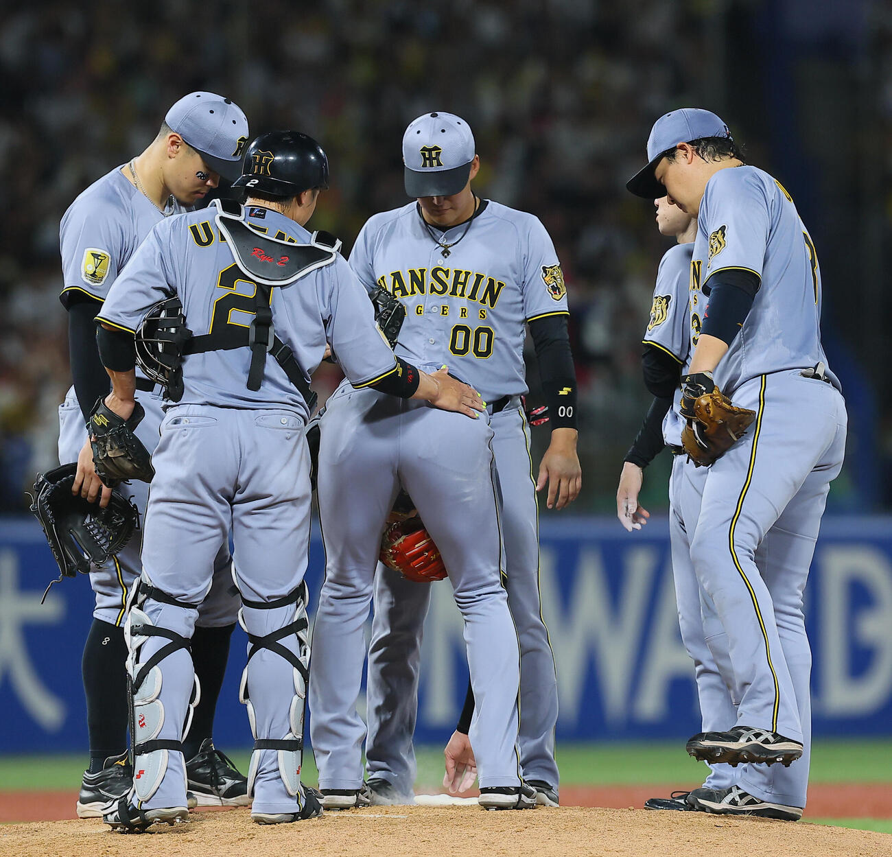 ヤクルト対阪神　交代を告げられ梅野隆太郎にお尻を叩かれる才木浩人（撮影・水谷安孝）