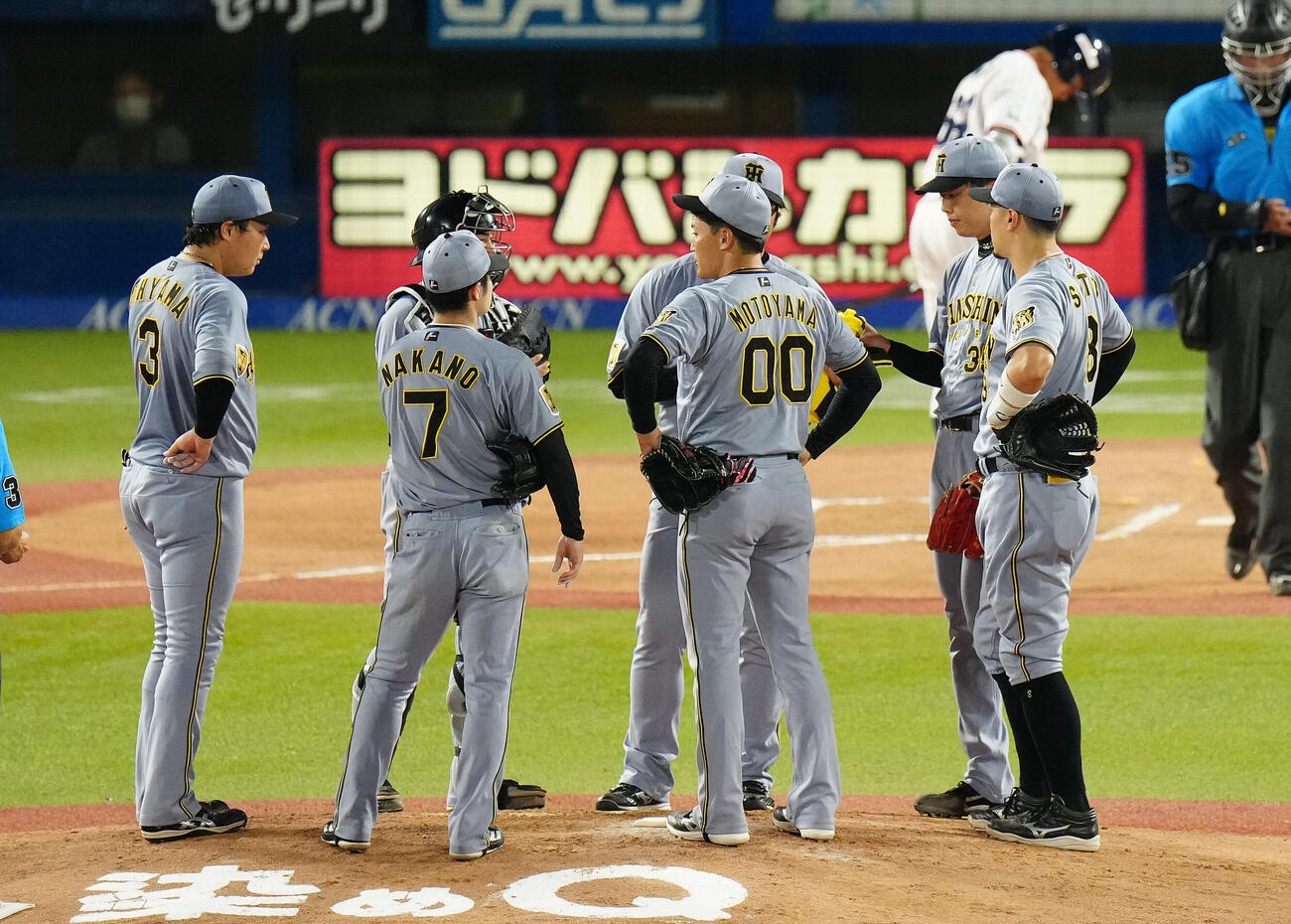 ヤクルト対阪神　6回裏、マウンドの才木浩人（右から2人目）のもとに集まる阪神ナイン（撮影・鈴木みどり）