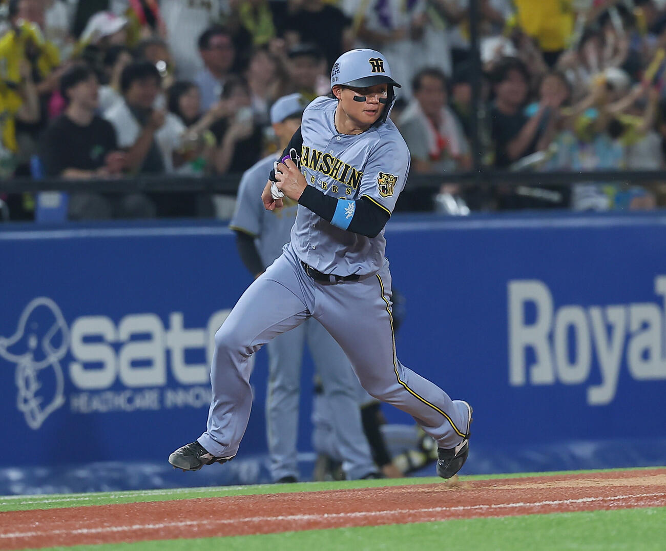 ヤクルト対阪神　7回表阪神2死一、二塁、佐藤輝明の適時打で激走する森下翔太（撮影・水谷安孝）