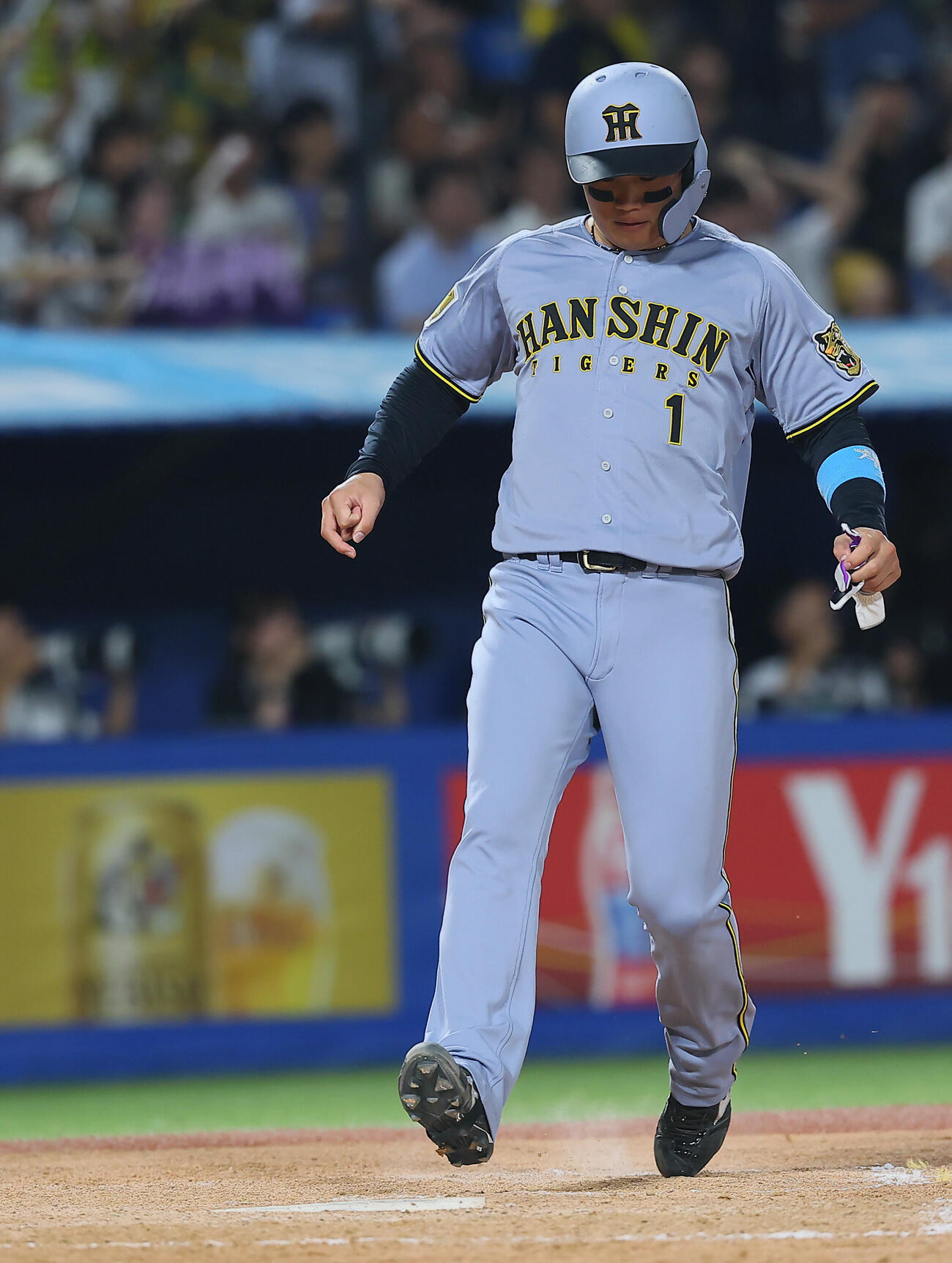 ヤクルト対阪神　7回表阪神2死一、二塁、佐藤輝明の適時打で生還する森下翔太（撮影・水谷安孝）