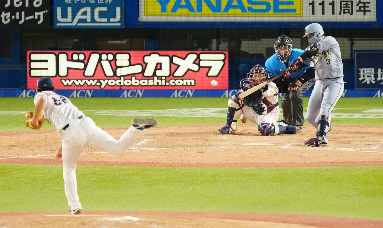 ヤクルト対阪神　7回表阪神2死二、三塁、2点適時打を放つ大山悠輔。投手阪口皓亮（撮影・鈴木みどり）