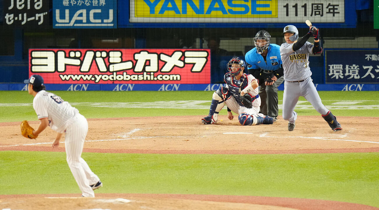 ヤクルト対阪神　7回表阪神2死二、三塁、2点適時打を放つ大山悠輔。投手阪口皓亮（撮影・鈴木みどり）