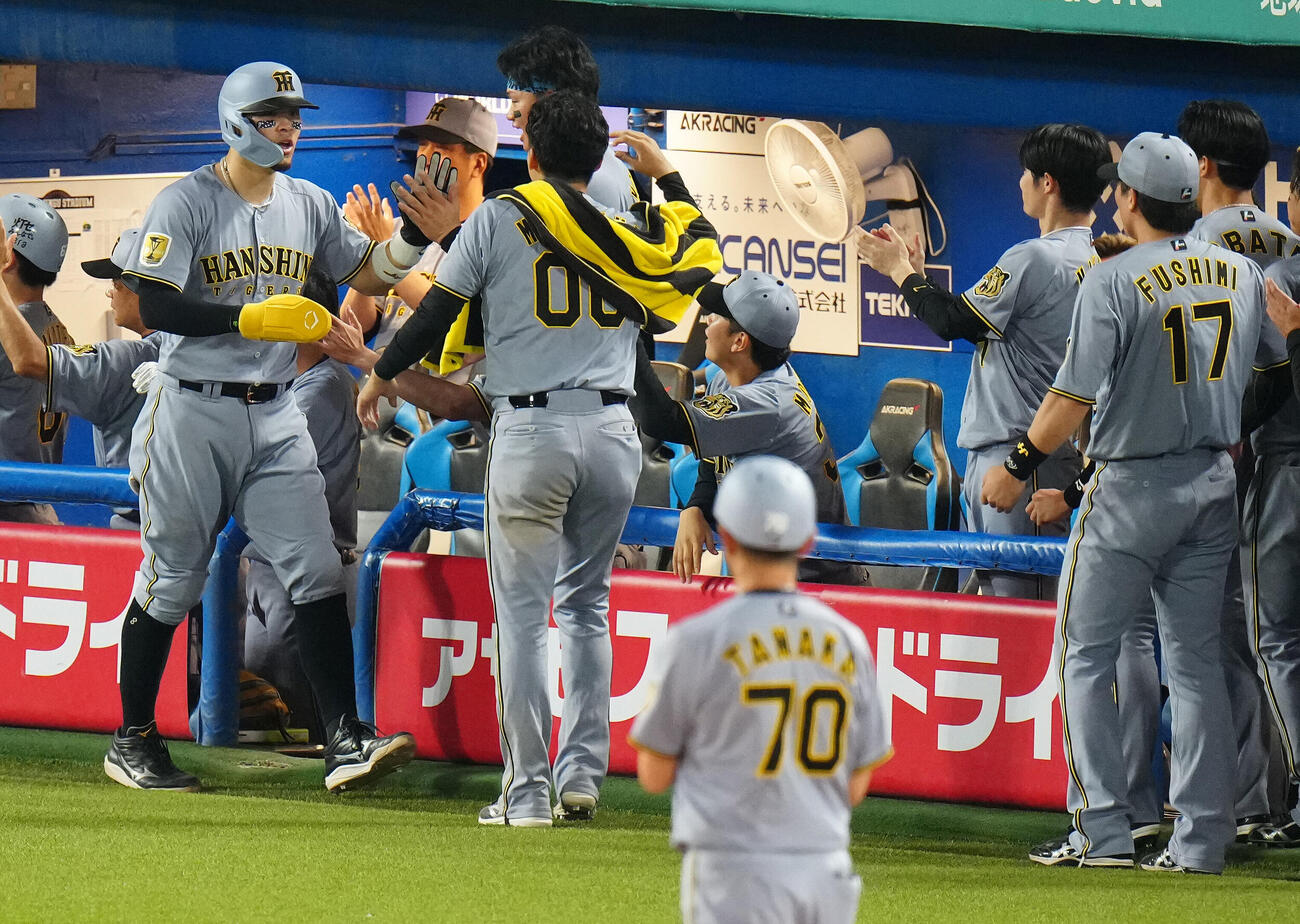 ヤクルト対阪神　7回表阪神2死二、三塁、大山悠輔の2点適時打で生還した佐藤輝明（左）はナインと笑顔でハイタッチ（撮影・鈴木みどり）