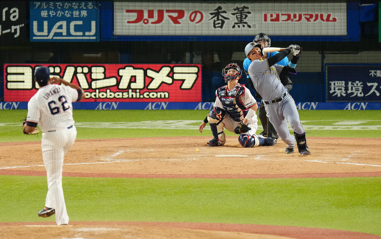 ヤクルト対阪神　8回表阪神1死一、三塁、左飛に倒れる森下翔太。投手ヘスス・リランソ（撮影・鈴木みどり）