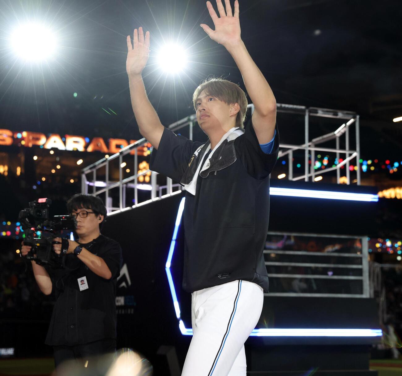 日本ハム対ロッテ　試合後、スタンドに向かって手を振る達孝太（撮影・黒川智章）