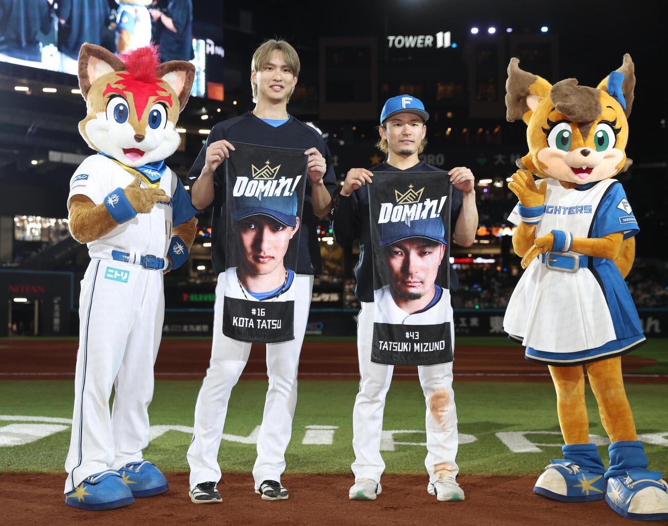 日本ハム対ロッテ　試合後、自身のタオルを持ち笑顔の達孝太（左）と水野達稀（撮影・黒川智章）
