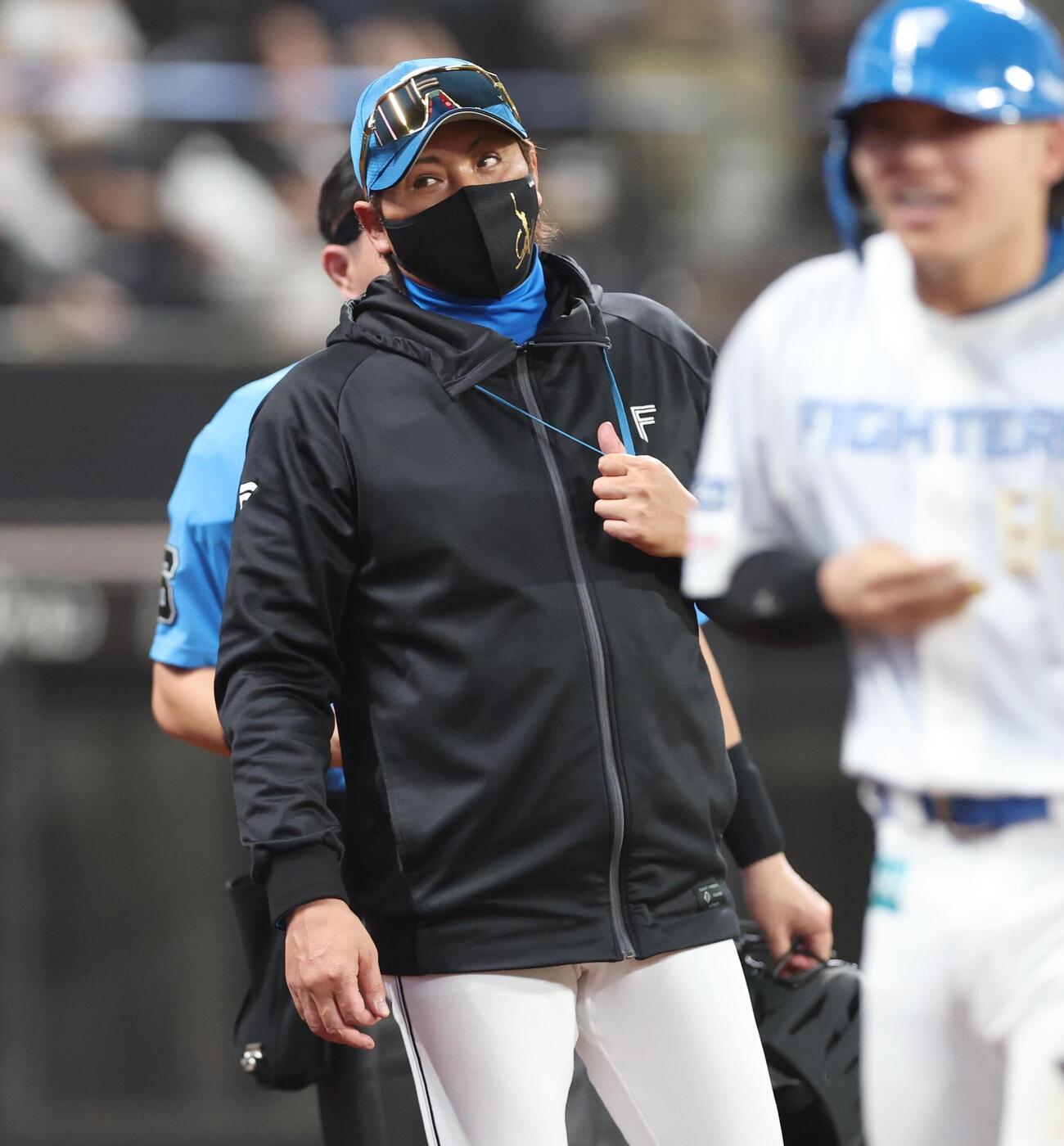 日本ハム対ロッテ　選手交代を告げる新庄剛志監督（撮影・黒川智章）