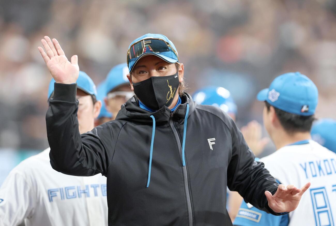 日本ハム対ロッテ　試合後、ハイタッチする新庄剛志監督（撮影・黒川智章）